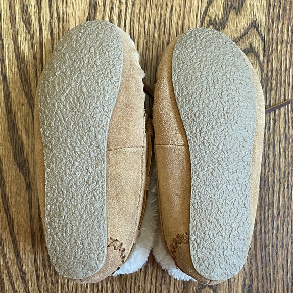 Kids Minnetonka Charley slippers, color cinnamon, size 1. Excellent condition - Picture 7 of 11